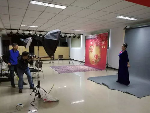 香山街道社區服務中心為老年志愿者拍攝藝術照，定格最美夕陽紅